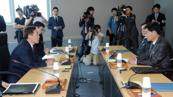 Reunión entre las delegaciones de Corea del Norte y del Sur. (KOREA POOL/AFP)