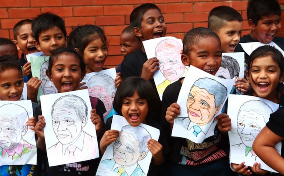 Unos niños de Durban cantan ‘Happy birthday’ a Mandela. (Rajesh JANTILAL/AFP)