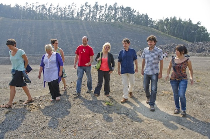 Representantes de GHK, en los terrenos donde estaba prevista la incineradora (Juan Carlos RUIZ / ARGAZKI PRESS)