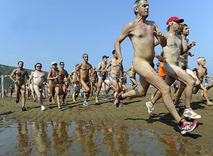 Más de setenta corredores han participado en la carrera disputada en la playa de Barinatxe. (Marisol RAMIREZ/ARGAZKI PRESS)