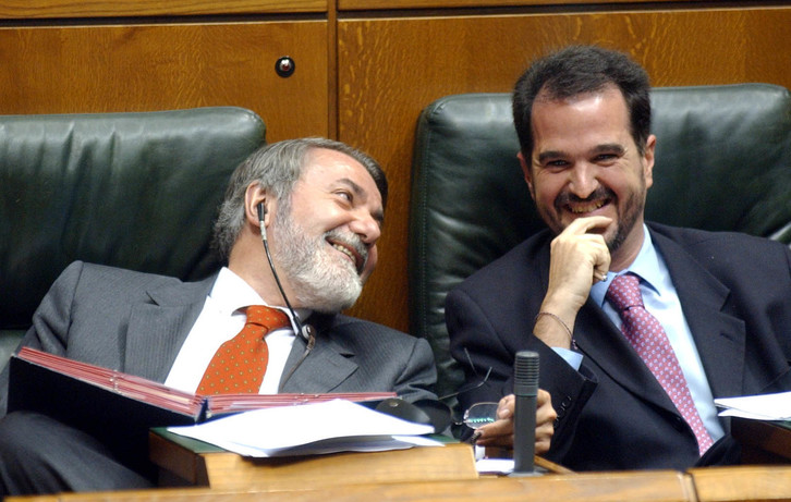 Mayor Oreja e Iturgaiz, en sus tiempos como parlamentarios en Gasteiz (Raúl BOGAJO / ARGAZKI PRESS)