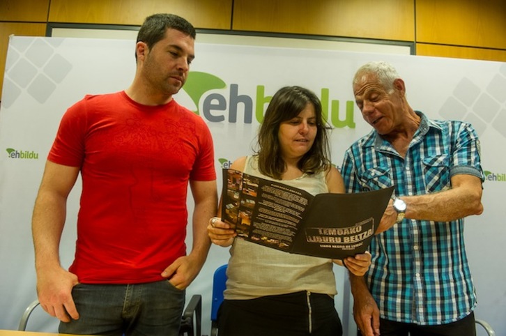 La alcaldesa y los concejales Erauzkin y Fernández, con el ‘Libro Negro’ de Lemoa. (ARGAZKI PRESS)