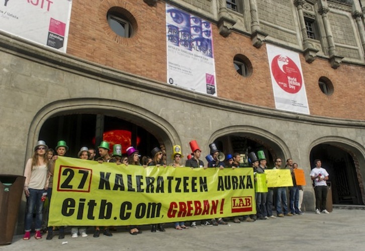 Trabajadores de M4F durante la huelga indefinida contra el ERE impuesto por EiTB. (Monika DEL VALLE/ARGAZKI PRESS)