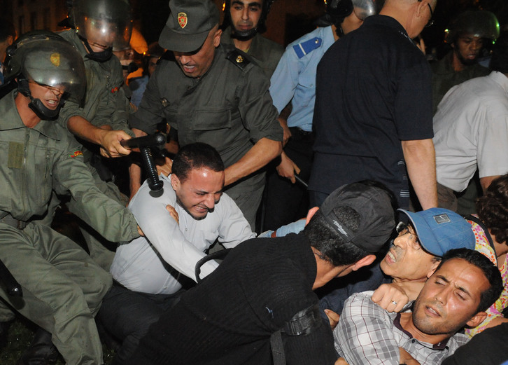 La Policía carga contra los manifestantes que protestan por el indulto. (Fadel SENNA / AFP)