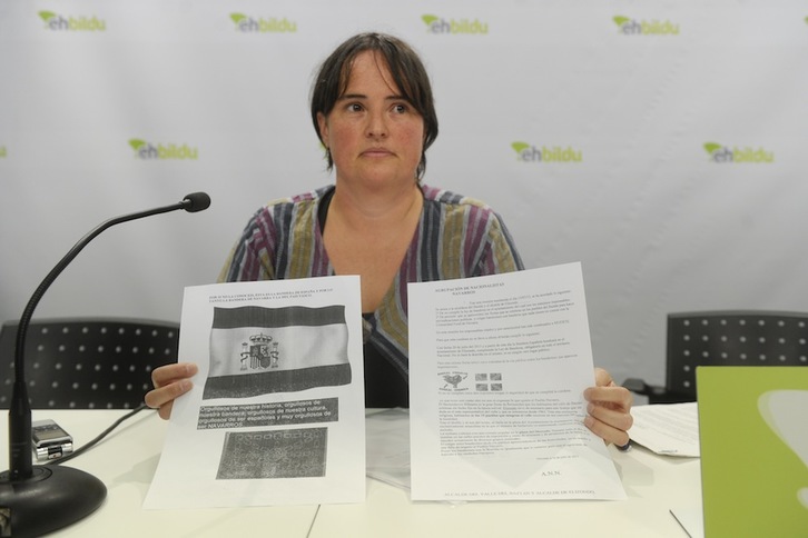Garbiñe Elizegi, alcaldesa de Baztan, muestra las cartas amenazantes (Iñigo URIZ / ARGAZKI PRESS)