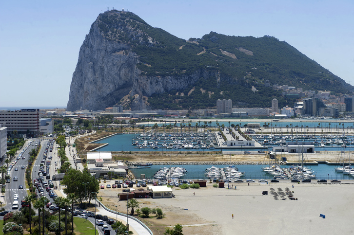 Colas en la frontera de entrada y salida a Gibraltar. (Marcos MORENO / AFP)