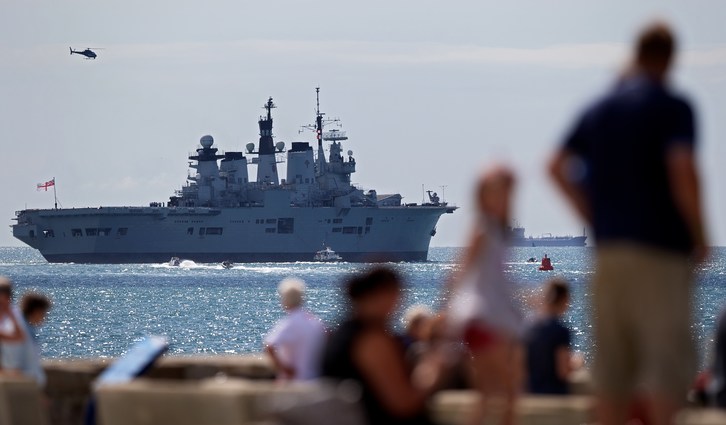 Barcos de la Armada británica parten desde Portsmouth hacia el Mediterráneo (Andrew COWIE / AFP PHOTO)   