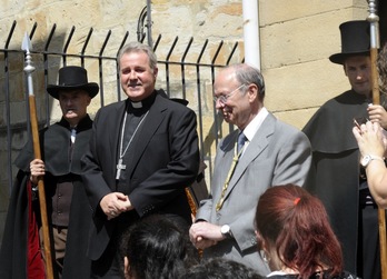 Ibon Areso, junto al obispo Mario Iceta, ayer en la romería de Begoña. (Marisol RAMIREZ / ARGAZKI PRESS)