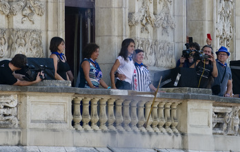 Iturregi y Artola en el balcón del Arriaga. (Raul BOGAJO / ARGAZKI PRESS)
