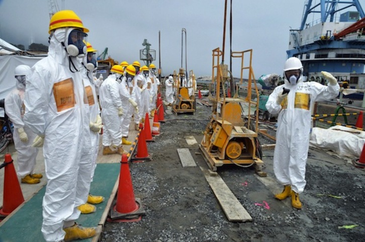 Técnicos y autoridades en una reciente inspección a la central de Fukushima. (JAPAN POOL)