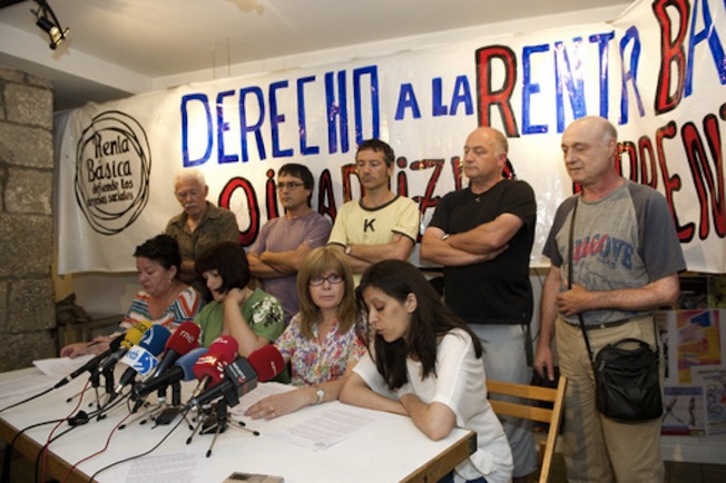 Rueda de prensa ofrecida por la Plataforma en Defensa del Derecho de la Renta Básica. (Idoia ZABALETA / ARGAZKI PRESS)