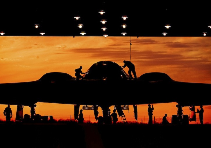 Operarios preparan un bombardero B2 estadounidense. (Sgt Mary-Dale Amison / AFP)