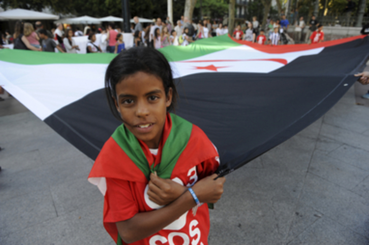 Una niña saharaui participa en un acto de protesta llevado a cabo en Donostia. (Jon URBE/ARGAZKI PRESS)
