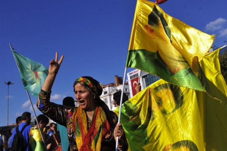 Una mujer kurda sostiene una bandera con el rostro de Oçalan durante una manfiestación. (Ozan KOSE/AFP PHOTO)