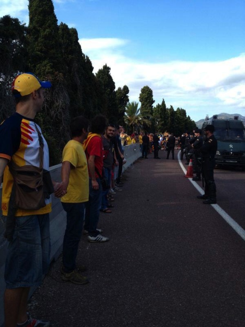 La Guardia Civil ha rodeado la cadena humana en Vinaròs. (CUP)