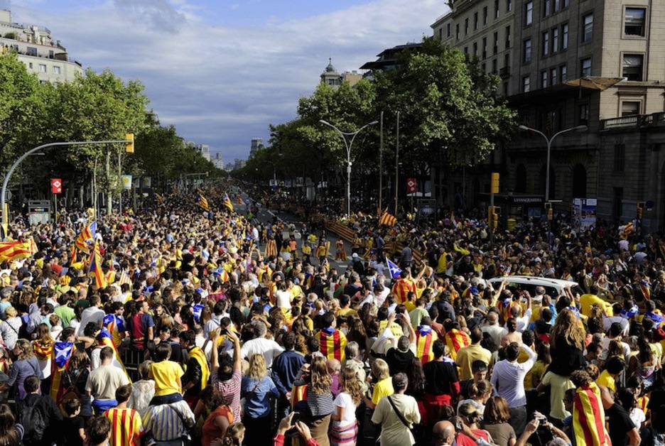 Barcelona ha sido el centro neurálgico de la inciativa, donde se han dado cita miles y miles de catalanes. (Josep LAGO/AFP)