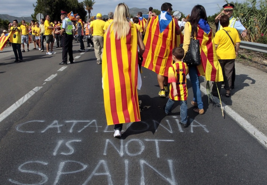 «Catalunya no es España», reza en inglés un slogan pintado en la carretera. (Jose JORDAN/AFP)