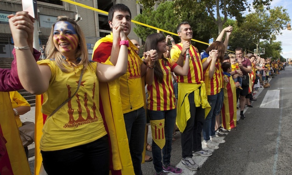 La cadena humana, en el exterior del Camp Nou. (Quique GARCIA/AFP) 