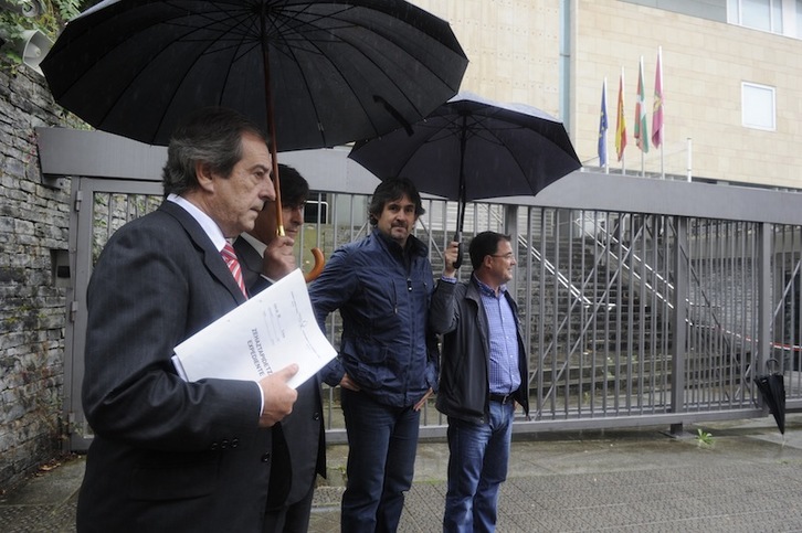 El alcalde de Gernika sale del juzgado tras declarar como imputado. (ARGAZKI PRESS)