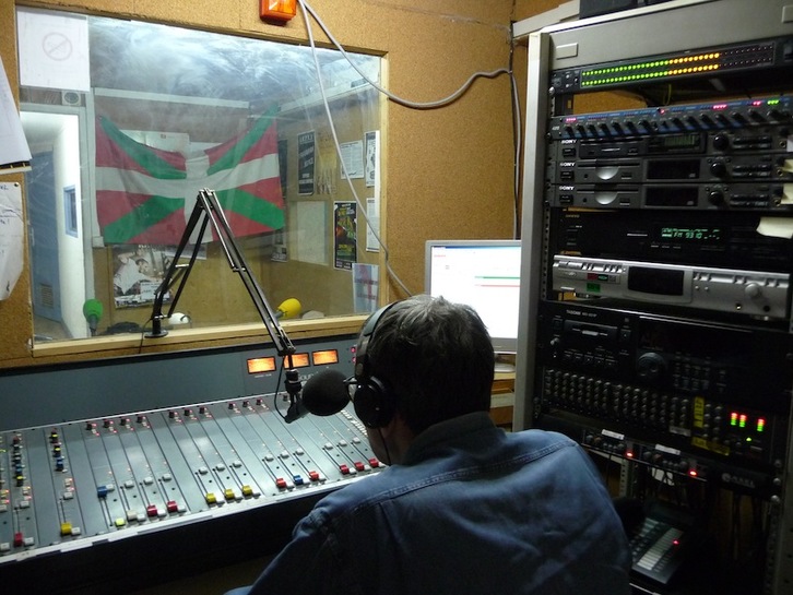 Ikurrina presente dute Radio Paysen estudioetan. (NAIZ.INFO)