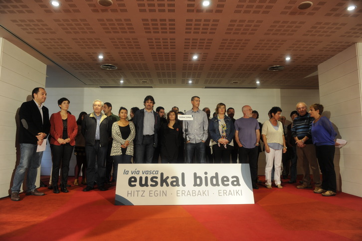 Representantes de los partidos de la coalición EH Bildu y agentes sociales. (Monika DEL VALLE / ARGAZKI PRESS)
