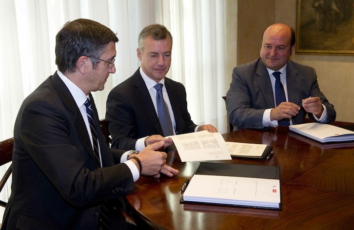 López, Urkullu y Ortuzar, en el momento de la firma. (Raul BOGAJO/ARGAZKI PRESS)