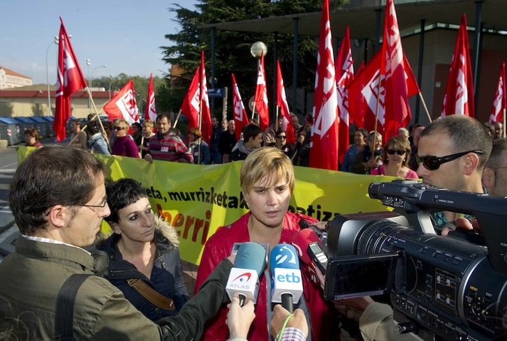 Ainhoa Etxaide atiende a los medios durante la concentración ante Lehendakaritza. (Raul BOGAJO/ARGAZKI PRESS)