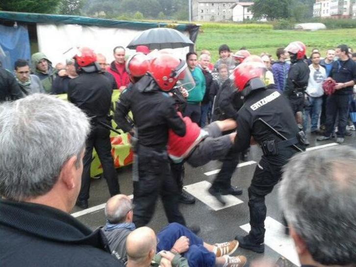 Momentos de tensión entre la Ertzaintza y los trabajadores durante el desalojo. (@TXURTZ_)