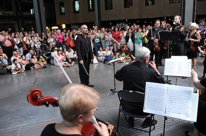La Orquesta de Bilbo ha actuado en el atrio de La Alhóndiga. (Marisol RAMÍREZ / ARGAZKI PRESS)