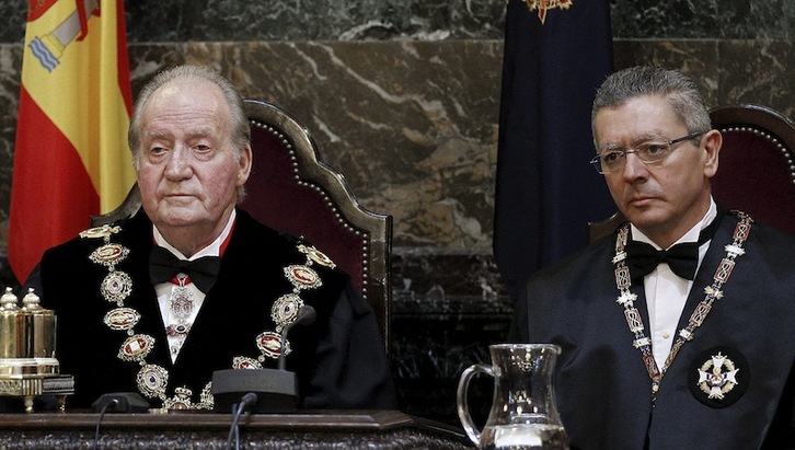 Juan Carlos de Borbón, sucesor designado por Franco, y el ministro de Justicia, Alberto Ruiz Gallardón, en un acto oficial reciente. (Angel DÍAZ / AFP)