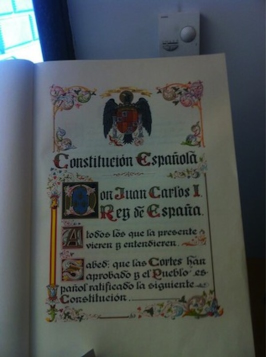 Ejemplar de la Constitución española con símbolos franquistas expuesto en la tienda del Congreso. (NAIZ.INFO)