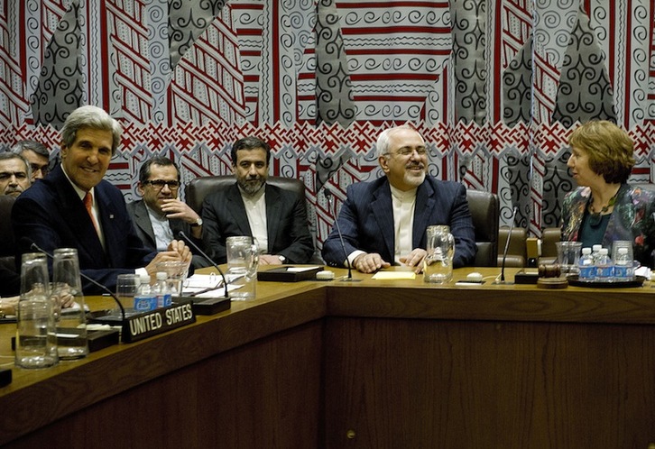 John Kerry y Hohamad Javad Zarif durante el reencuentro histórico de ayer. (Stan HONDA / AFP)