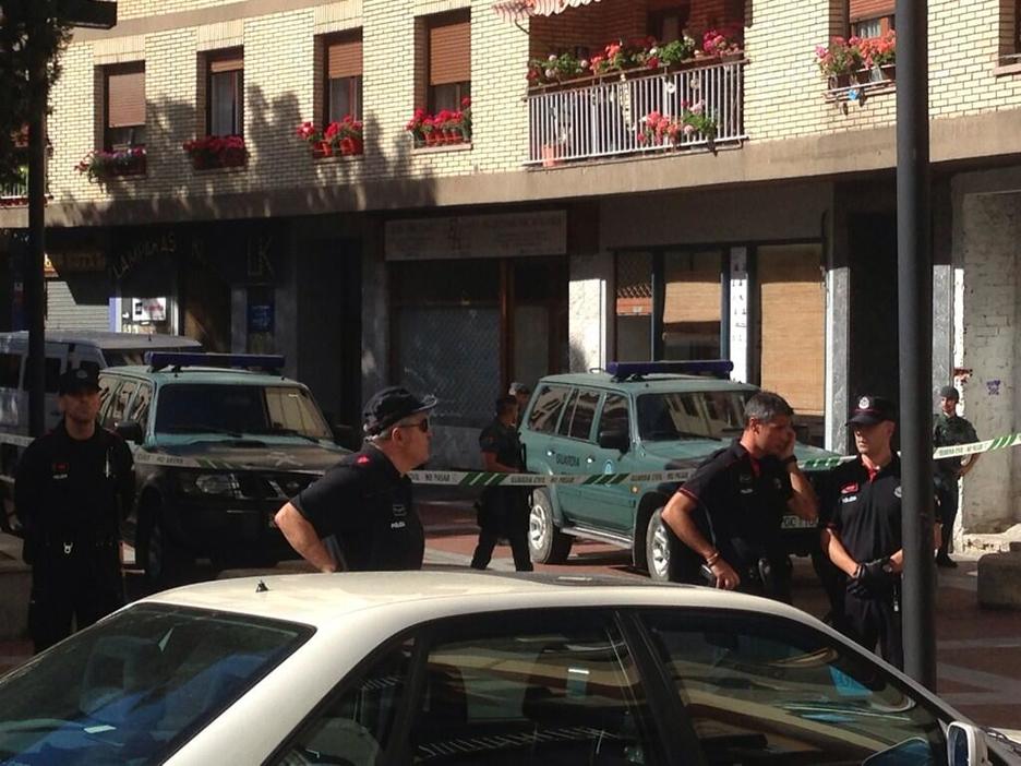 La Guardia Civil y la Ertzaintza en las inmediaciones de la sede de Herrira en Gasteiz. (@Julenaretakoa)