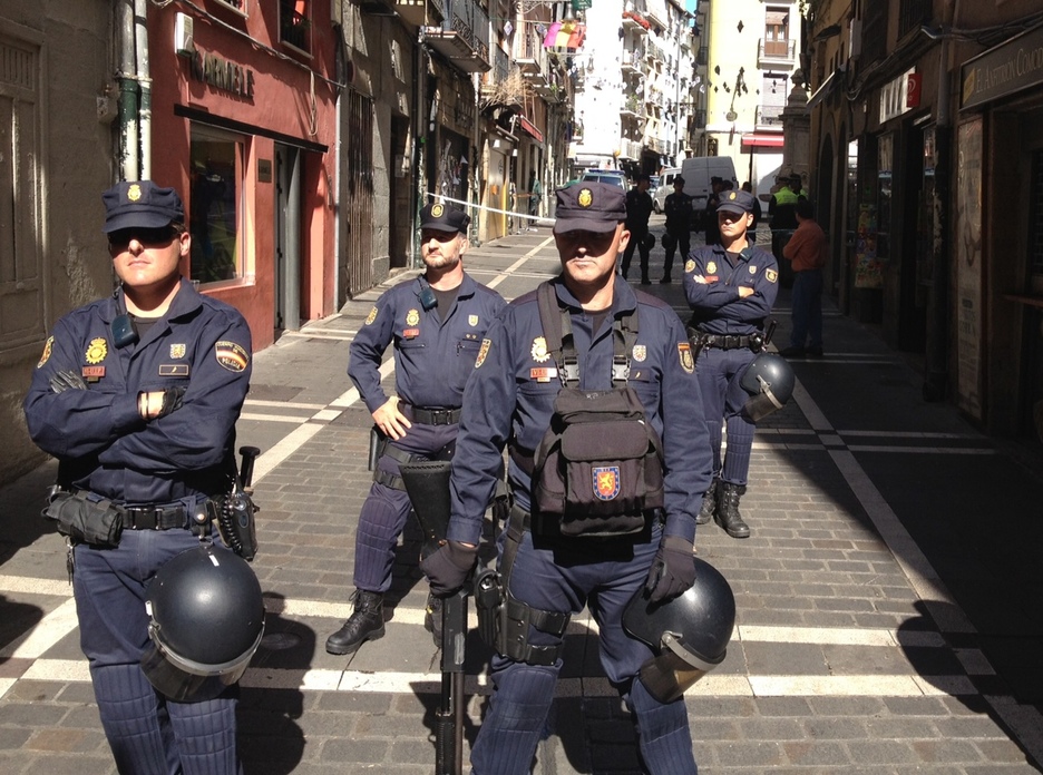 La Policía española, en la calle Navarrería de Iruñea. (Idoia ZABALETA/ARGAZKI PRESS)
