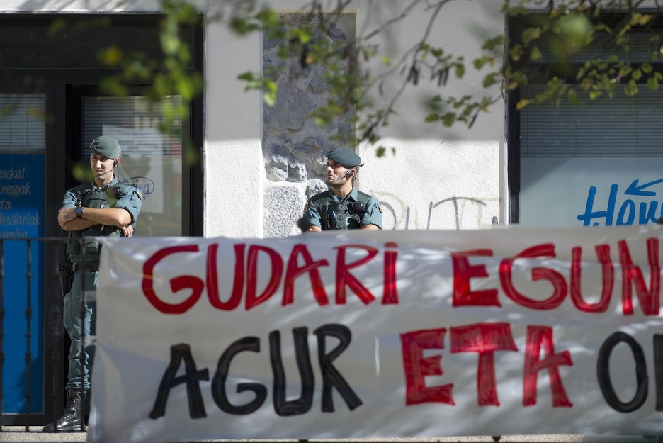 Dos militares ante la sede de Hernani. (Juan Carlos RUIZ/ARGAZKI PRESS)