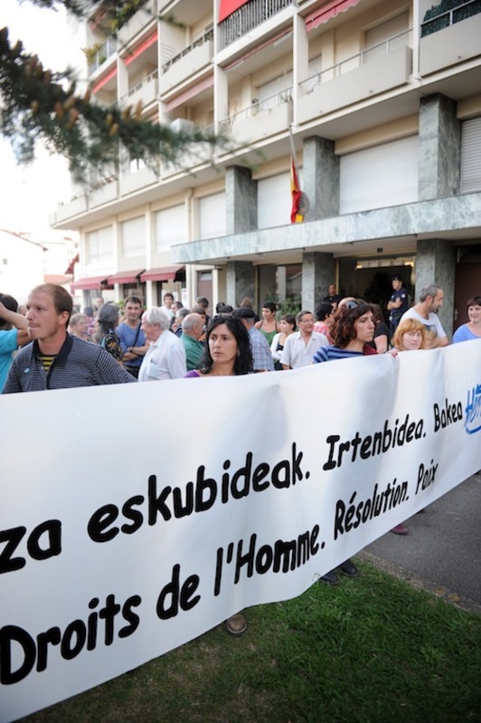 Concentración ante el Consulado español en Baiona. (Gaizka IROZ)