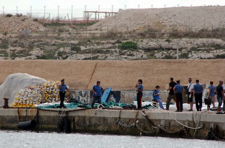 Lampedusako portuan hildakoen gorpuak pilatu dira. (AFP)(