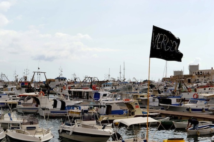 Una bandera con el lema «Vergüenza», en el puerto de Lampedusa. (Alberto PIZZOLI/AFP PHOTO)