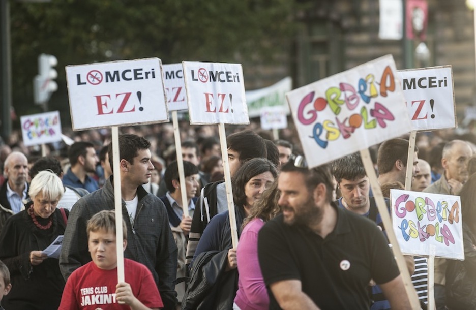 Hezkuntza alorreko eragile ezberdinek parte hartu dute manifestazioan, tartean, guraso eta ikasleek. (Jon HERNAEZ/ARGAZKI PRESS)