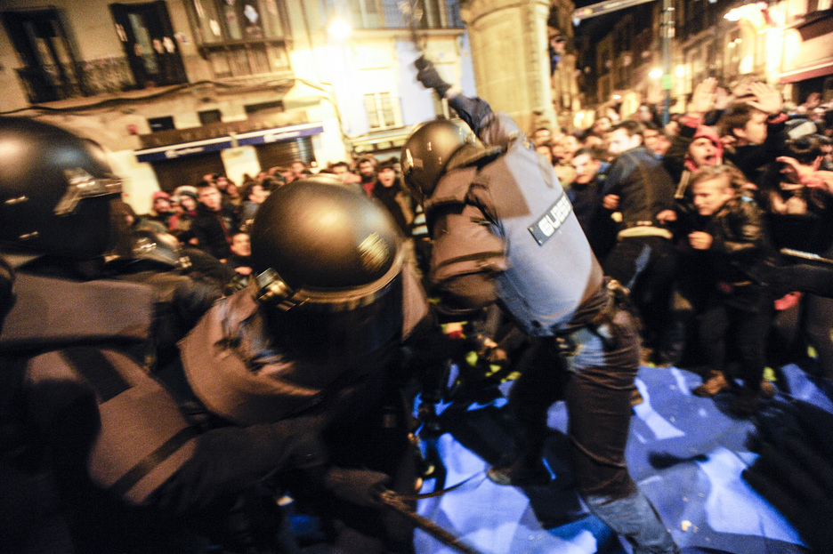 La Policía española se ha empleado con gran violencia. (Jagoba MANTEROLA/ARGAZKI PRESS)