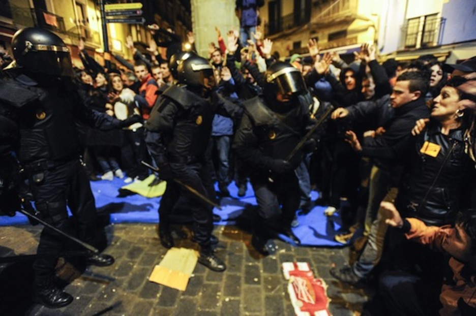 Los agentes han acudido pertrechados con material antidisturbios. (Jagoba MANTEROLA/ARGAZKI PRESS)