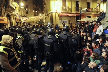 La Policía española, en la plaza Nabarreria. (Jagoba MANTEROLA/ARGAZKI PRESS)