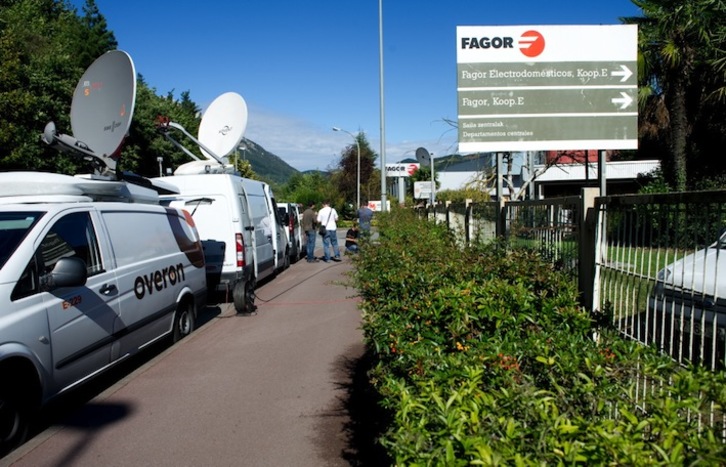 La expectación mediática ante la sede de Fagor en Arrasate es enorme. (Raúl BOGAJO/ARGAZKI PRESS)