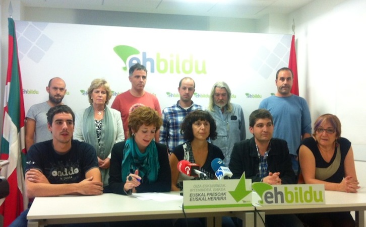 Rueda de prensa de EH Bildu-Iruñea, con los concejales sentados tras la mesa. (NAIZ.INFO)