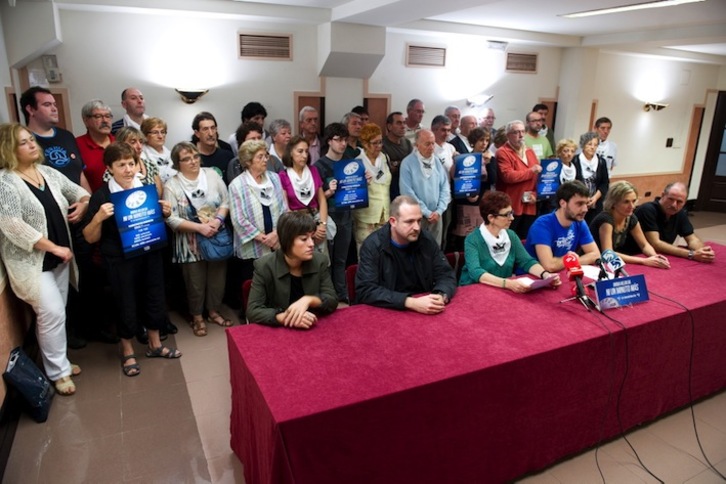 Un nutrido grupo de agentes sociales, sindicales y políticos ha comparecido en Donostia. (Juan Carlos RUIZ/ARGAZKI PRESS)