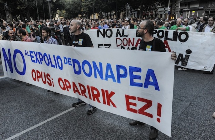 La cabecera de la manifestación contra la cesión de Donapea. (Jagoba MANTEROLA / ARGAZKI PRESS)
