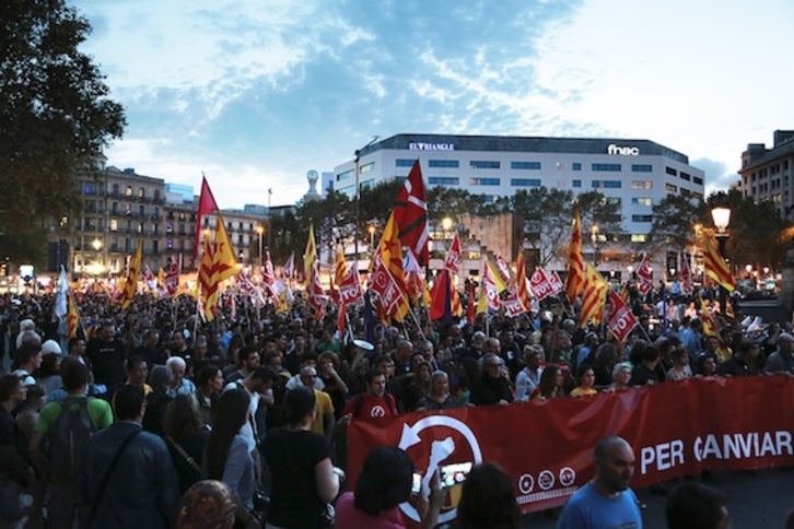 Cabecera de la manifestación en la plaza Catalunya. (CANVIAR-HO TOT)