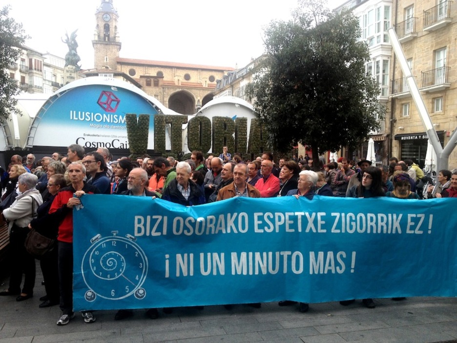 Bajo el lema ‘Bizi osorako zigorrik ez. ¡Ni un minuto más!’, concentración celebrada en la Virgen Blanca de Gasteiz. (Juanan RUIZ/ARGAZKI PRESS)