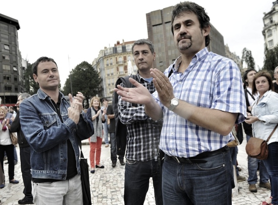 Hasier Arraiz, Oskar Matute y Pello Urizar han recibido la noticia en la concentración celebrada frente a la Delegación española en Bilbo. (ARGAZKI PRESS)