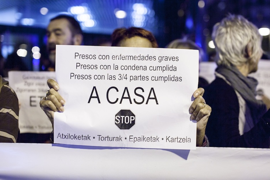 Cartel en una concentración en Iruñea. (Iñigo URIZ / ARGAZKI PRESS)
